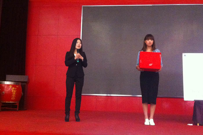 馬經理上臺介紹公司業(yè)務